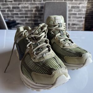 Nike Zoom Vomero 5 FJ1915-200 Olive Navy Mens 8.5 Running